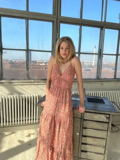 Kimora maxikjole med blomster - lyserød