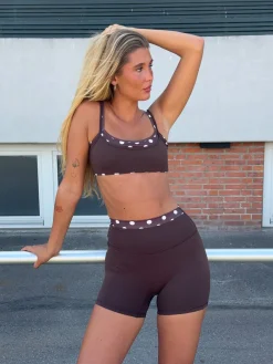 Layered sports bra med polkaprikker - Espresso/marshmellow