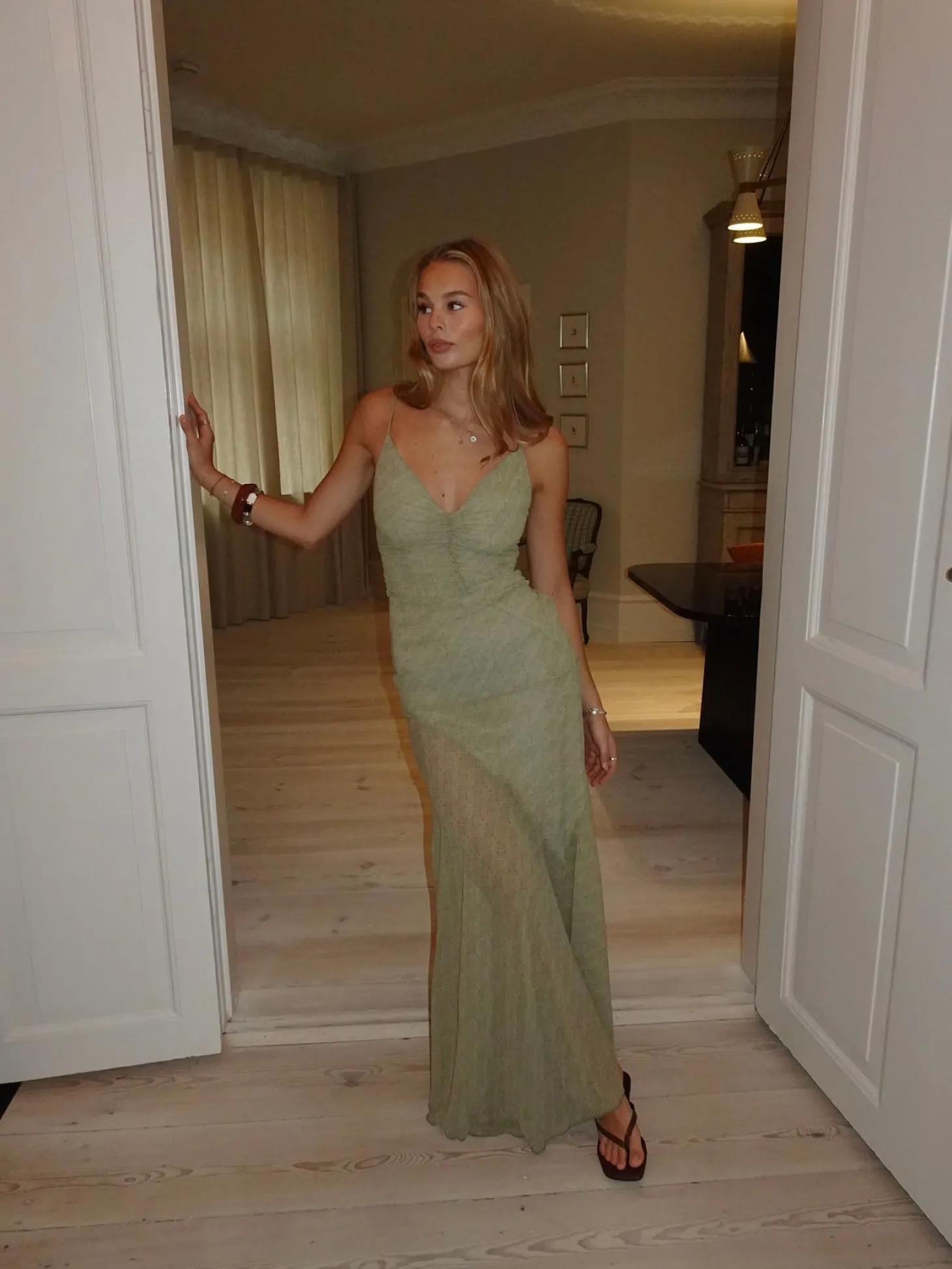 Lilje kjole med mønster - Sage grøn