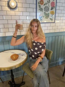 Lily top med polkaprikker - Brun/gul