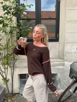 Ludovica striktrøje med detaljer - Brun/koral/lyserød