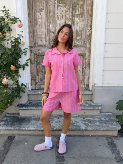 Luliana kortærmet skjorte med striber - Pink/hvid/sort