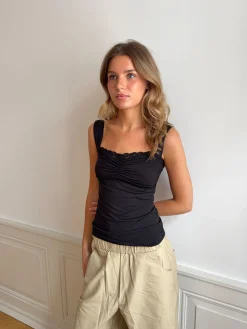 Mandaline tanktop med blondedetalje - Sort