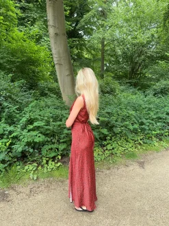 Marielle kjole med blomster - Sort/rød