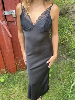 Mirellea kjole med blonder - Sort