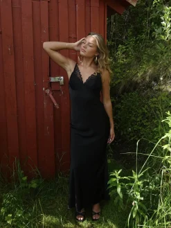 Mirellea kjole med blonder - Sort