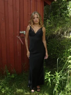 Mirellea kjole med blonder - Sort