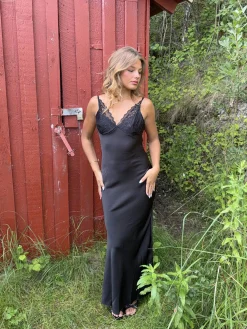 Mirellea kjole med blonder - Sort