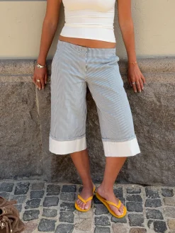Nanna caprishorts med striber - Hvid/blå