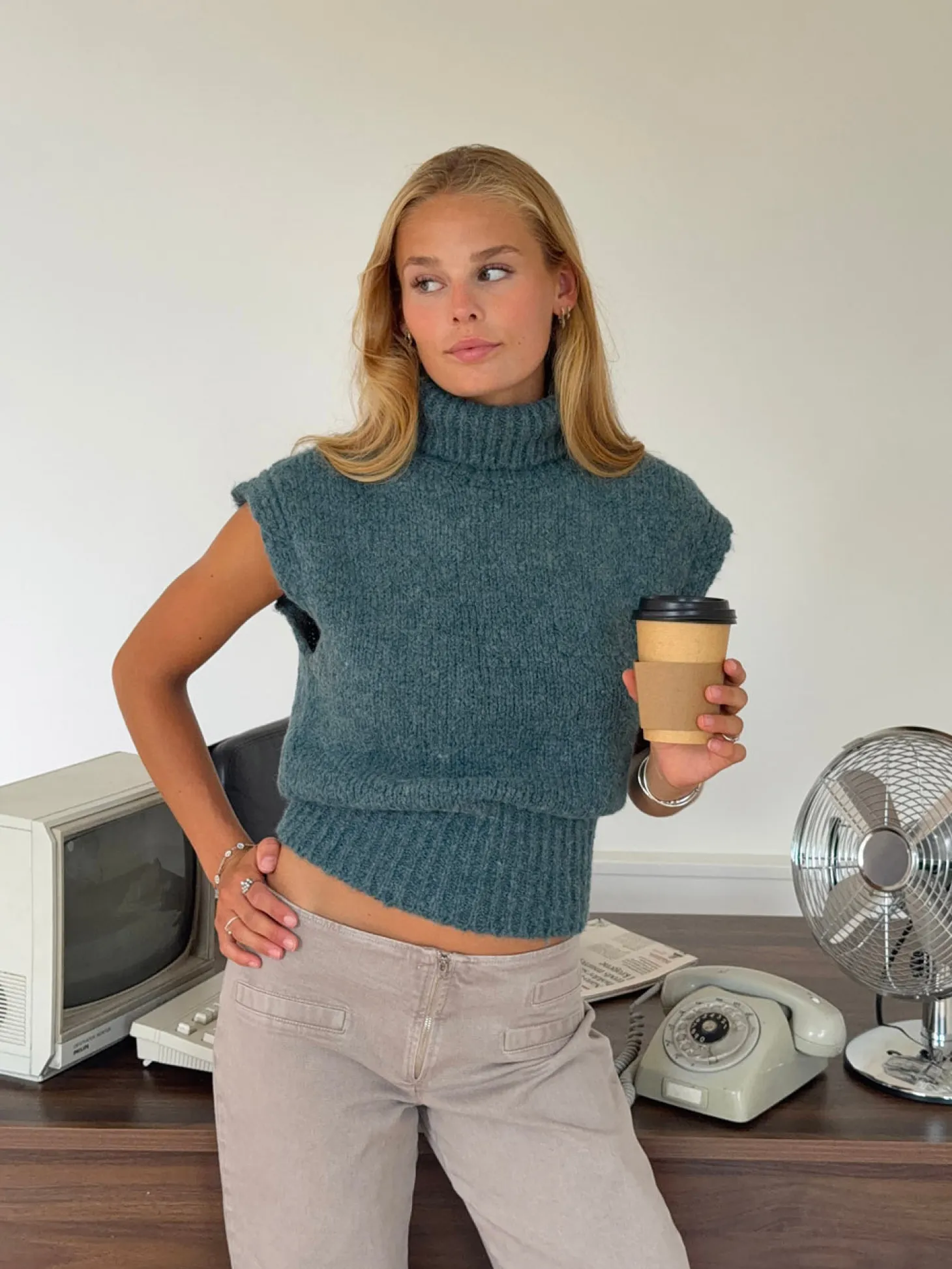 Nivena strikvest med turtleneck - Blå