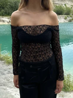 Pixi off shoulder bluse i blonder - Sort