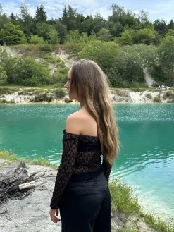 Pixi off shoulder bluse i blonder - Sort