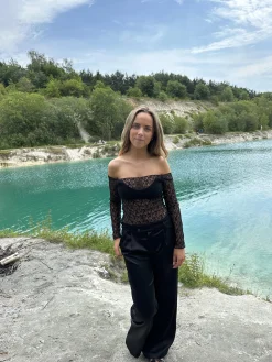 Pixi off shoulder bluse i blonder - Sort