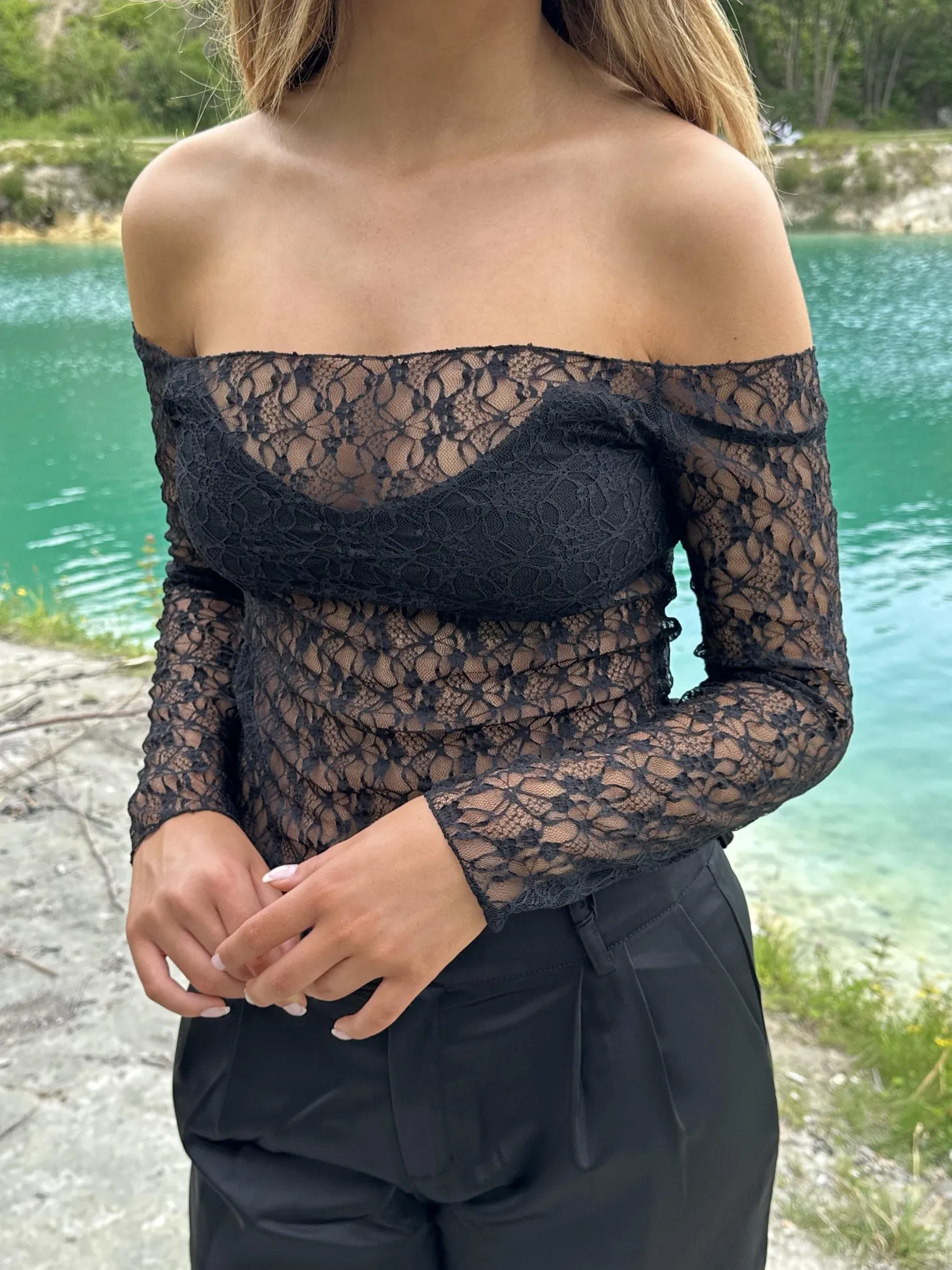 Pixi off shoulder bluse i blonder - Sort
