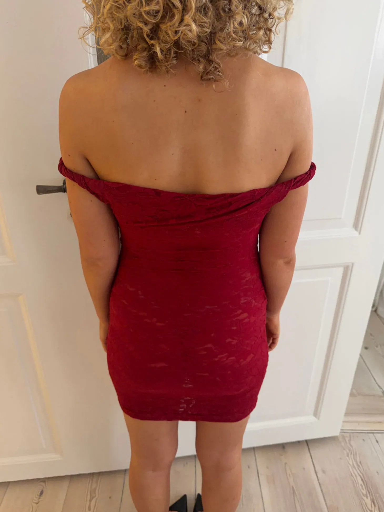 Rhina blondekjole med off shoulder - Vinrød