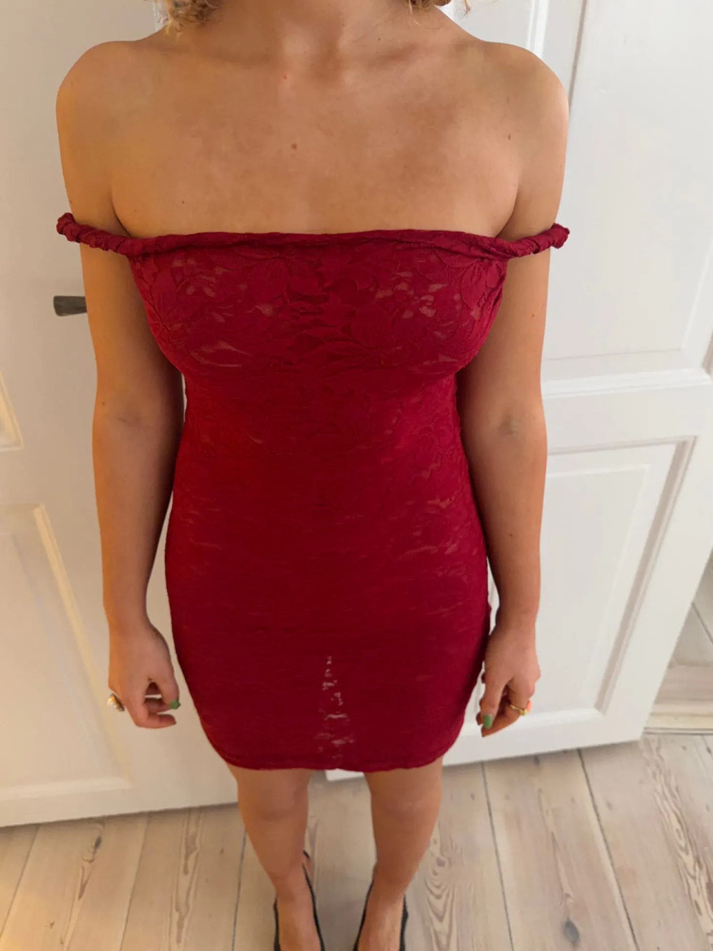 Rhina blondekjole med off shoulder - Vinrød