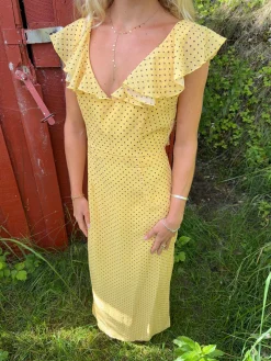 Romilly kjole med små prikker - Gul/sort