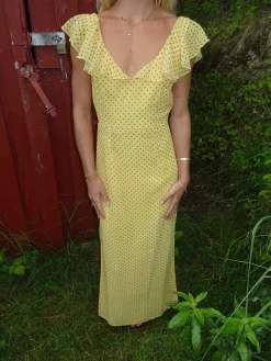 Romilly kjole med små prikker - Gul/sort