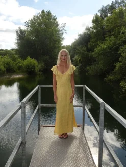 Romilly kjole med små prikker - Gul/sort