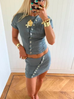 Scandivv t-shirt med asymmetriske knapper - Grå