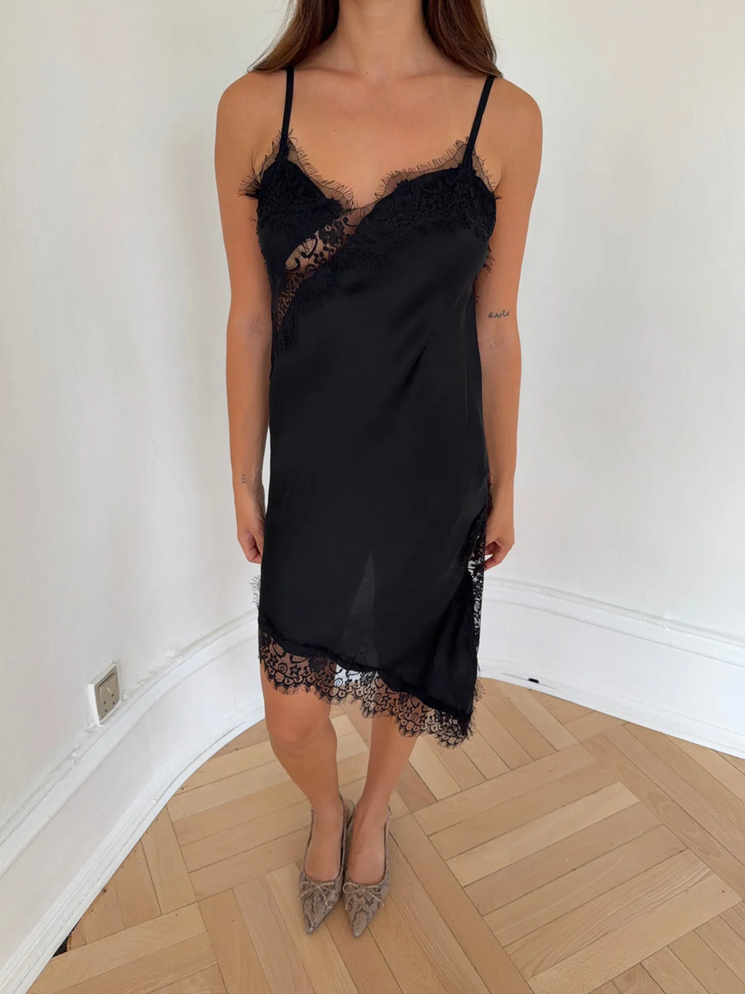 Sheyla asymmetrisk satinkjole med blonder - Sort