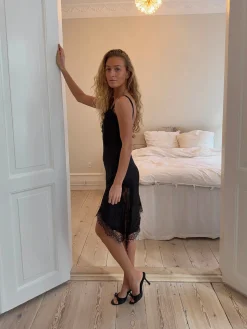 Sheyla asymmetrisk satinkjole med blonder - Sort