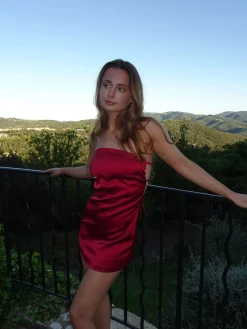 Siena satin bandeaukjole - Rød