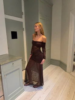 Silje off shoulder kjole med blonder - Brun