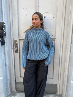 Silkeline striktrøje med høj hals - Blå/navy