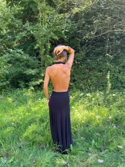 Skyla maxikjole med åben ryg - Sort