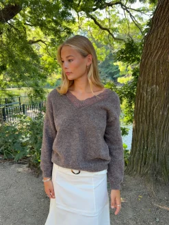 Stina striktrøje med blonder - Brun