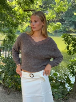 Stina striktrøje med blonder - Brun