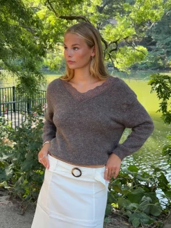 Stina striktrøje med blonder - Brun