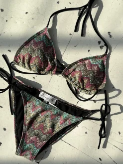 Sunny bikini - Wavy beach
