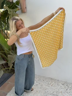 Tørklæde med polkaprikker - Gul/hvid