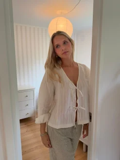 Tuniva bluse med bindedetaljer - Off white