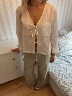 Tuniva bluse med bindedetaljer - Off white
