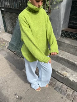 Valdamara oversized striktrøje med turtleneck - Limegrøn