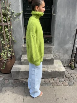 Valdamara oversized striktrøje med turtleneck - Limegrøn