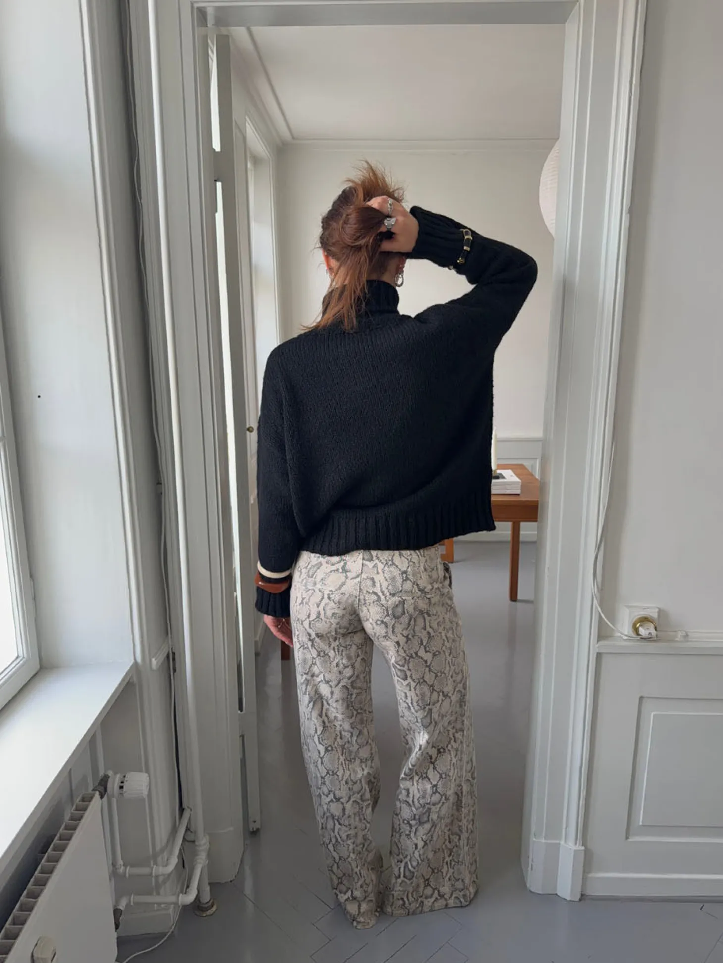 Valdamara oversized striktrøje med turtleneck - Sort