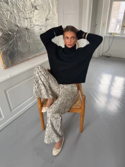 Valdamara oversized striktrøje med turtleneck - Sort