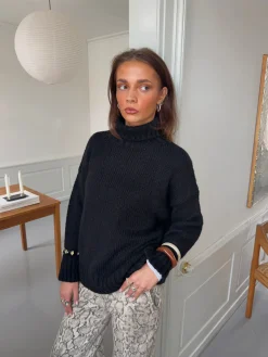 Valdamara oversized striktrøje med turtleneck - Sort
