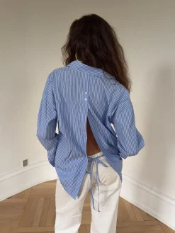 Vicka stribet skjorte med åben ryg - Blå/hvid