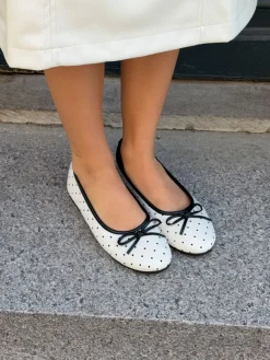 Zelia ballerina med polkaprikker - Hvid/sort