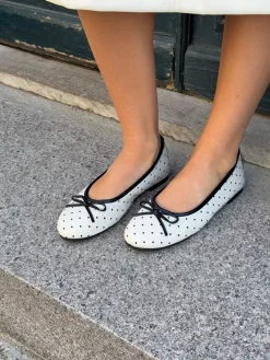 Zelia ballerina med polkaprikker - Hvid/sort